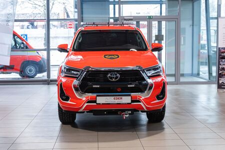 Společnost Auto Eder předala hasičům pět vyprošťovacích vozů Toyota Hilux