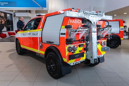 Společnost Auto Eder předala hasičům pět vyprošťovacích vozů Toyota Hilux