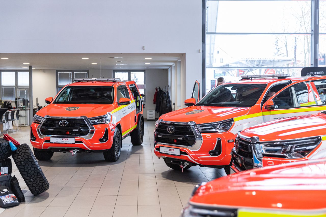 Společnost Auto Eder předala hasičům pět vyprošťovacích vozů Toyota Hilux