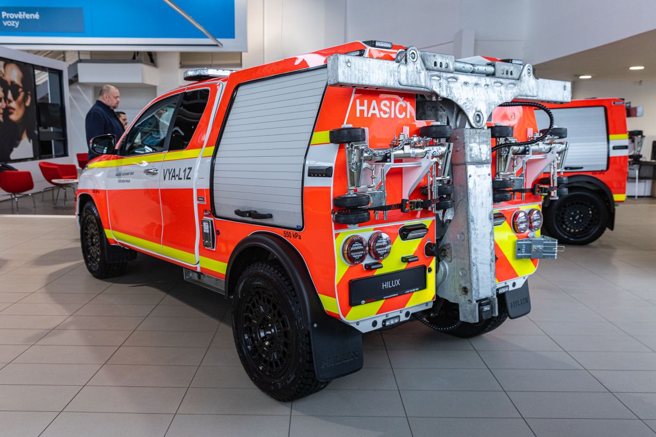 Společnost Auto Eder předala hasičům pět vyprošťovacích vozů Toyota Hilux