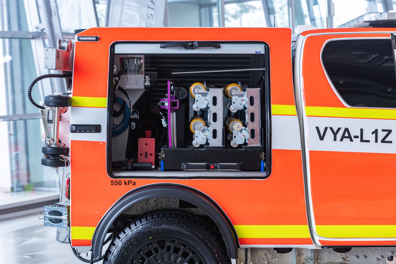 Společnost Auto Eder předala hasičům pět vyprošťovacích vozů Toyota Hilux