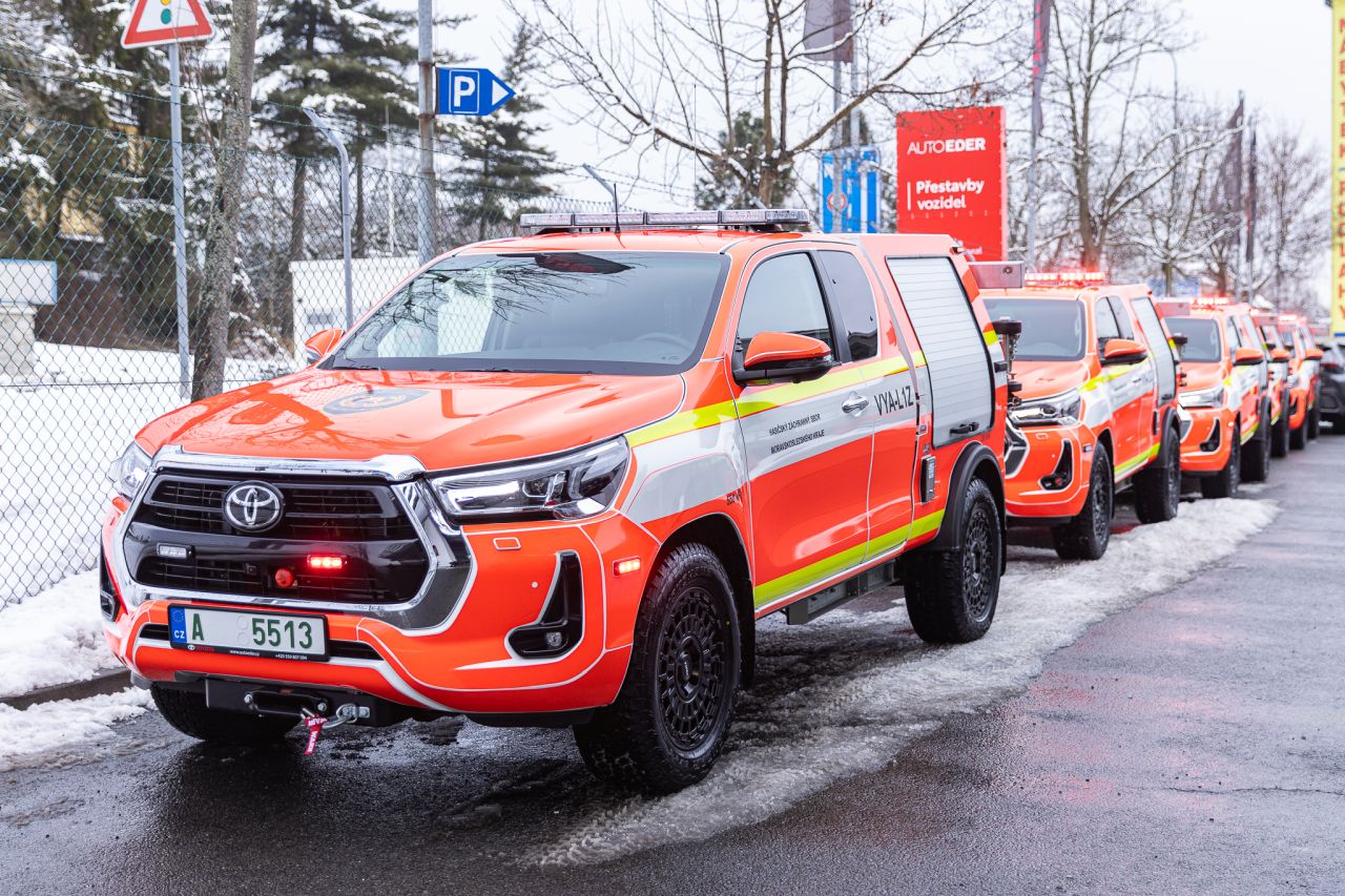 Společnost Auto Eder předala hasičům pět vyprošťovacích vozů Toyota Hilux