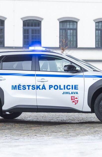 Městská policie Jihlava dostala elektrickou Toyotu bZ4X od Auto Eder 