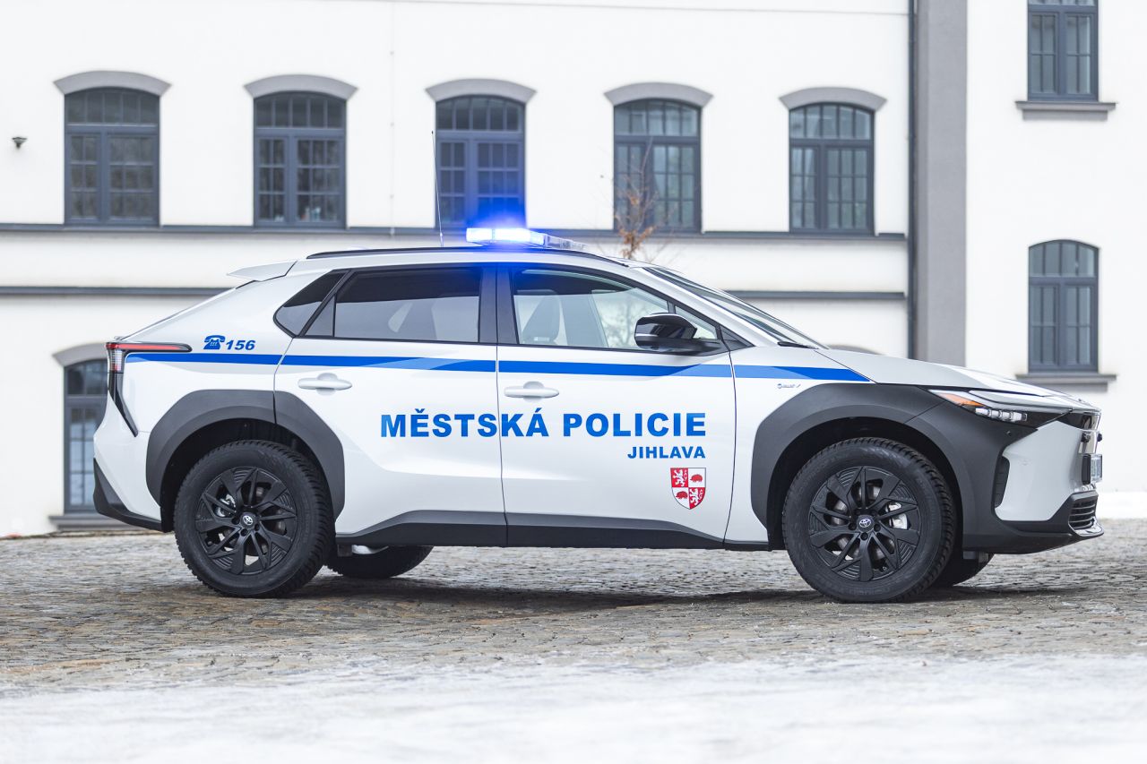 Městská policie Jihlava dostala elektrickou Toyotu bZ4X od Auto Eder