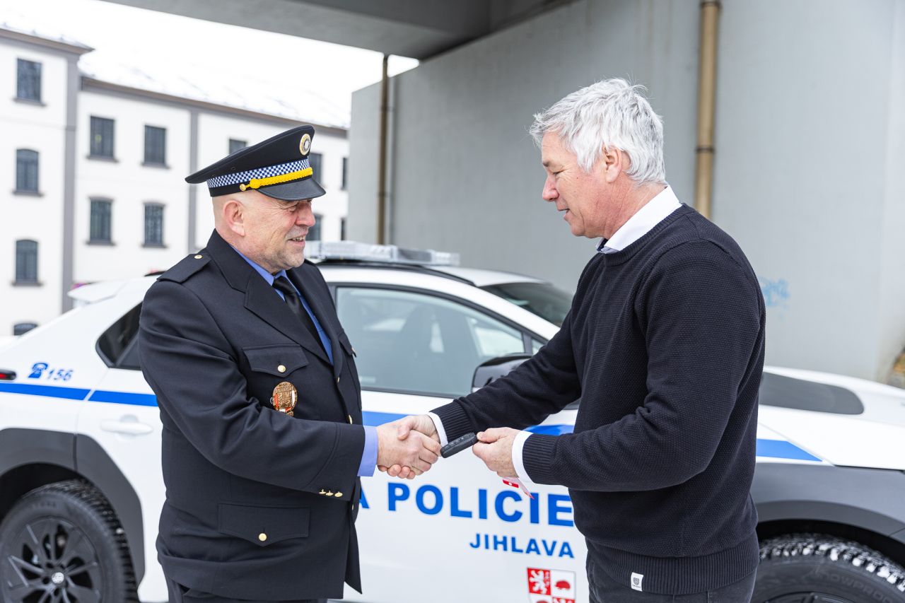 Městská policie Jihlava dostala elektrickou Toyotu bZ4X od Auto Eder 