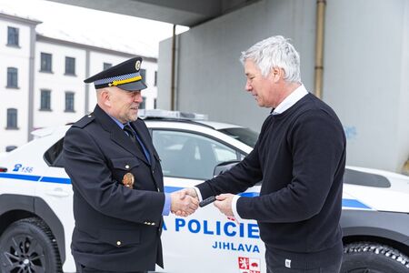 Městská policie Jihlava dostala elektrickou Toyotu bZ4X od Auto Eder 