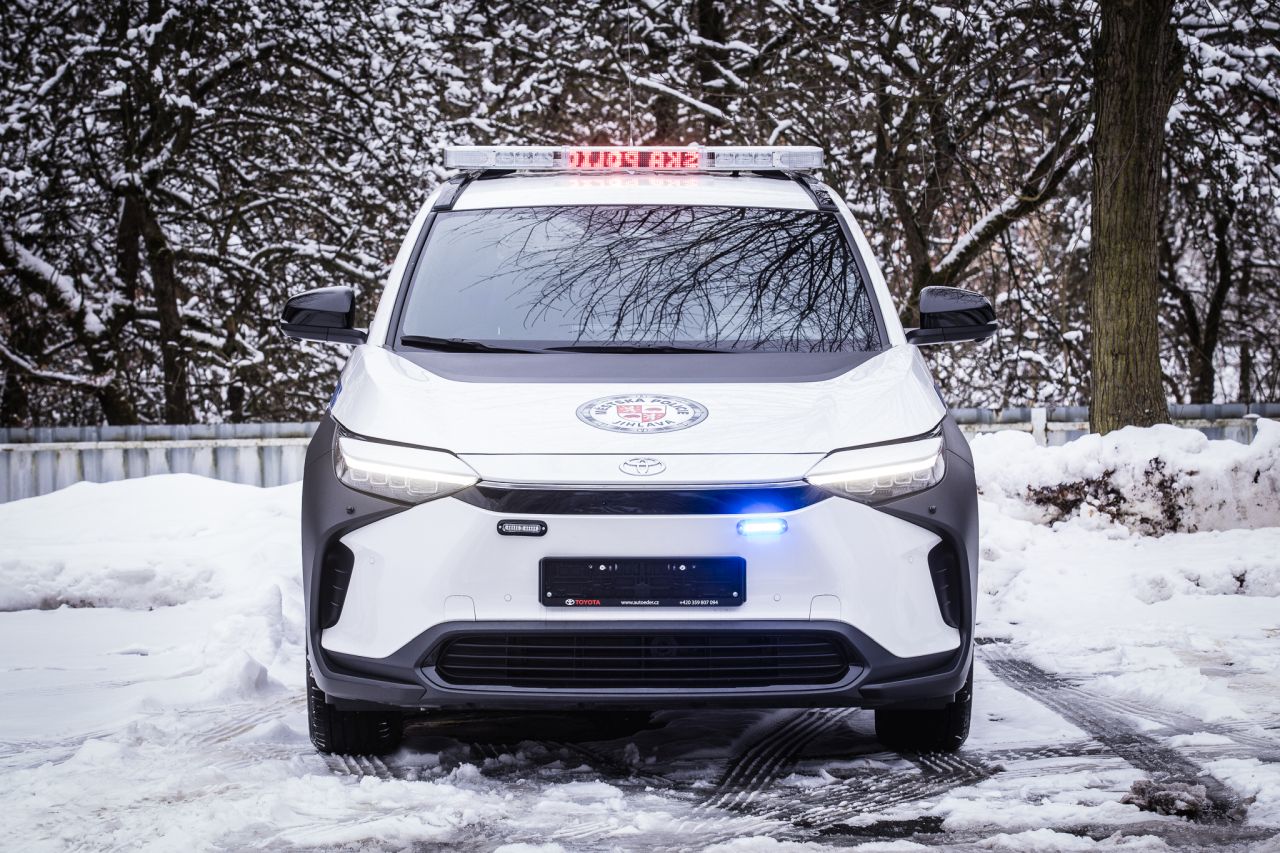 Městská policie Jihlava dostala elektrickou Toyotu bZ4X od Auto Eder 