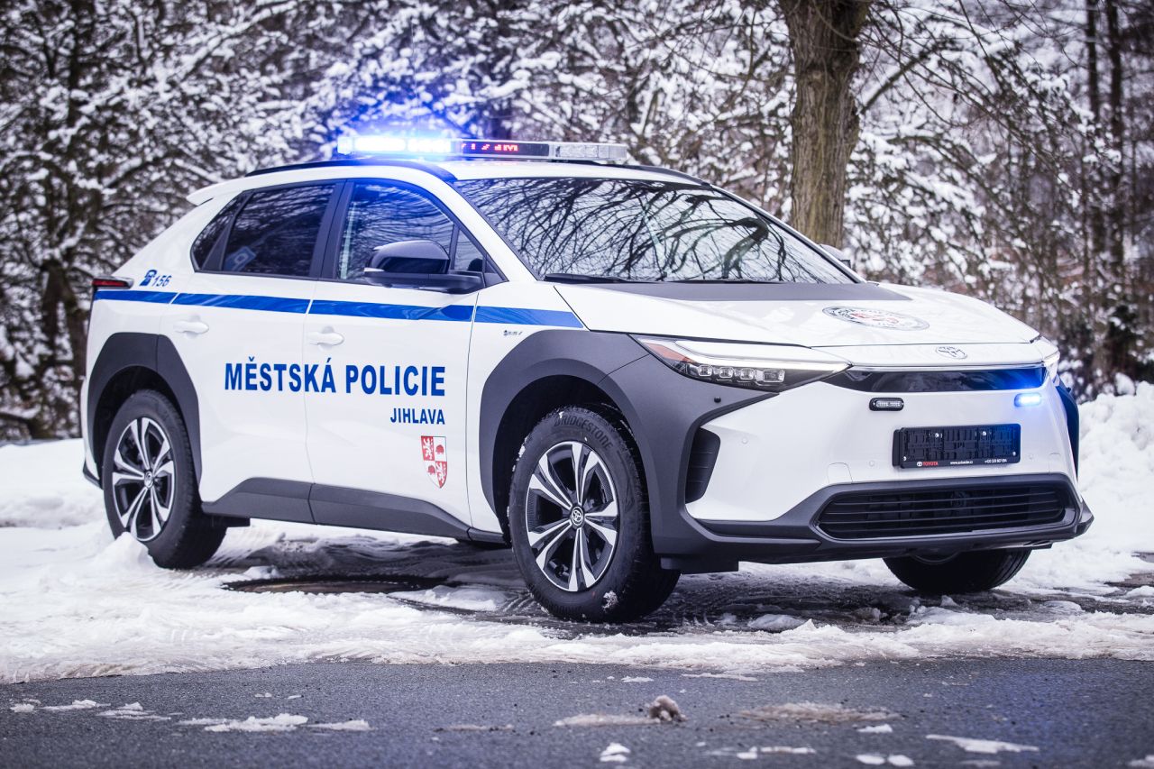 Městská policie Jihlava dostala elektrickou Toyotu bZ4X od Auto Eder