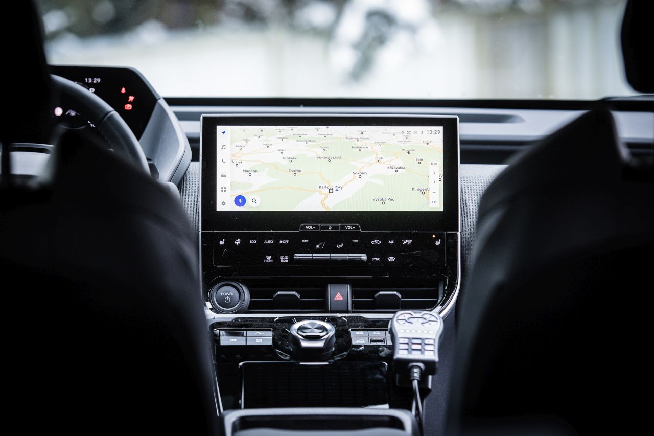 Městská policie Jihlava dostala elektrickou Toyotu bZ4X od Auto Eder