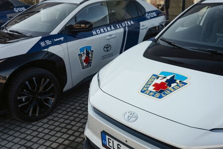 Historicky první elektromobily pro horskou službu jsou od Toyoty