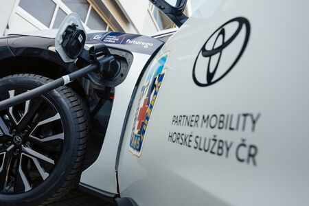 Historicky první elektromobily pro horskou službu jsou od Toyoty