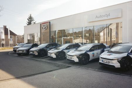 Historicky první elektromobily pro horskou službu jsou od Toyoty