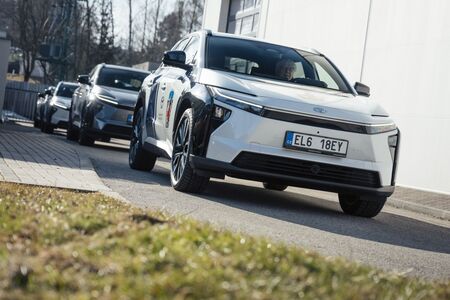 Historicky první elektromobily pro horskou službu jsou od Toyoty