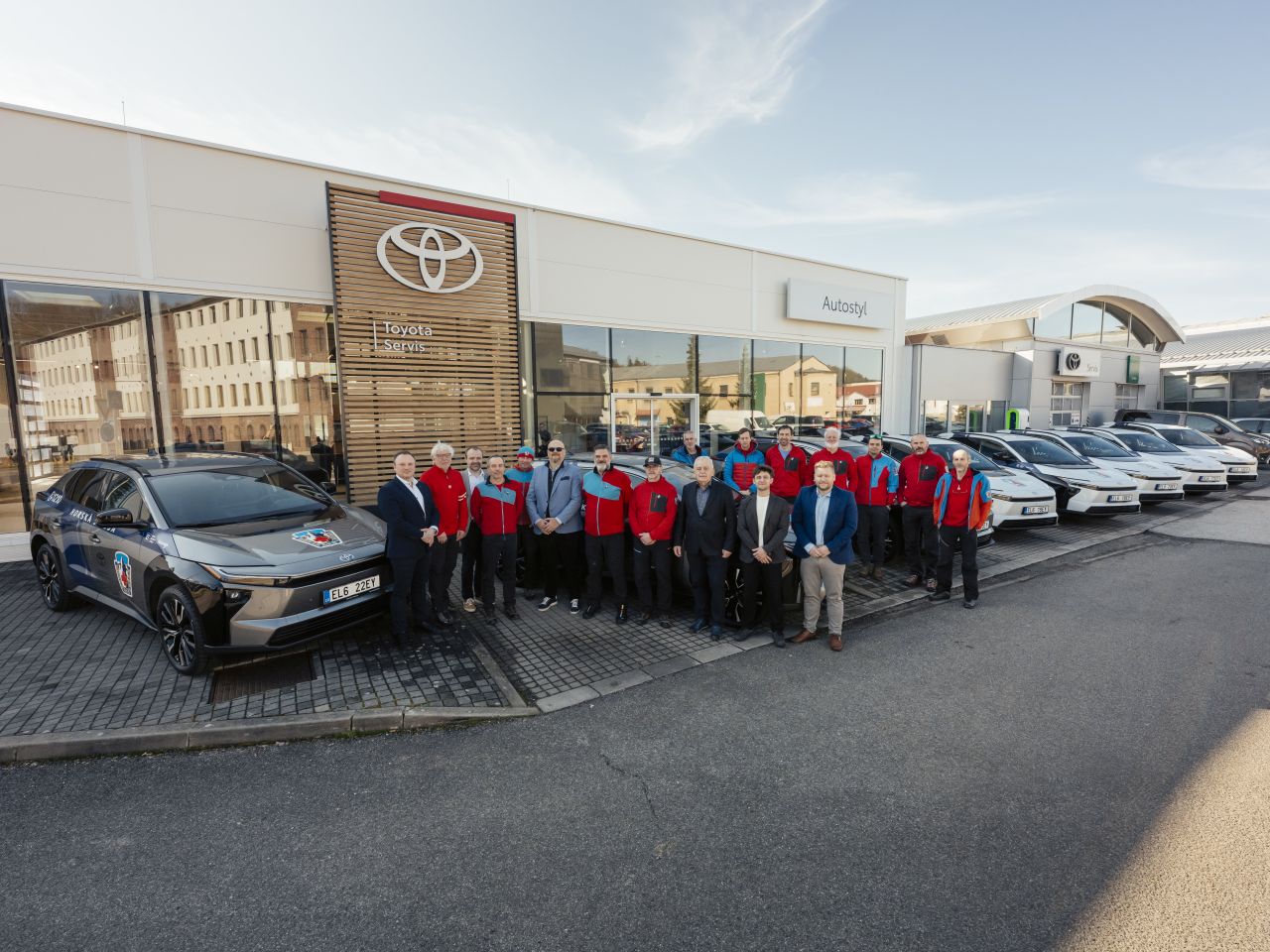 Historicky první elektromobily pro horskou službu jsou od Toyoty