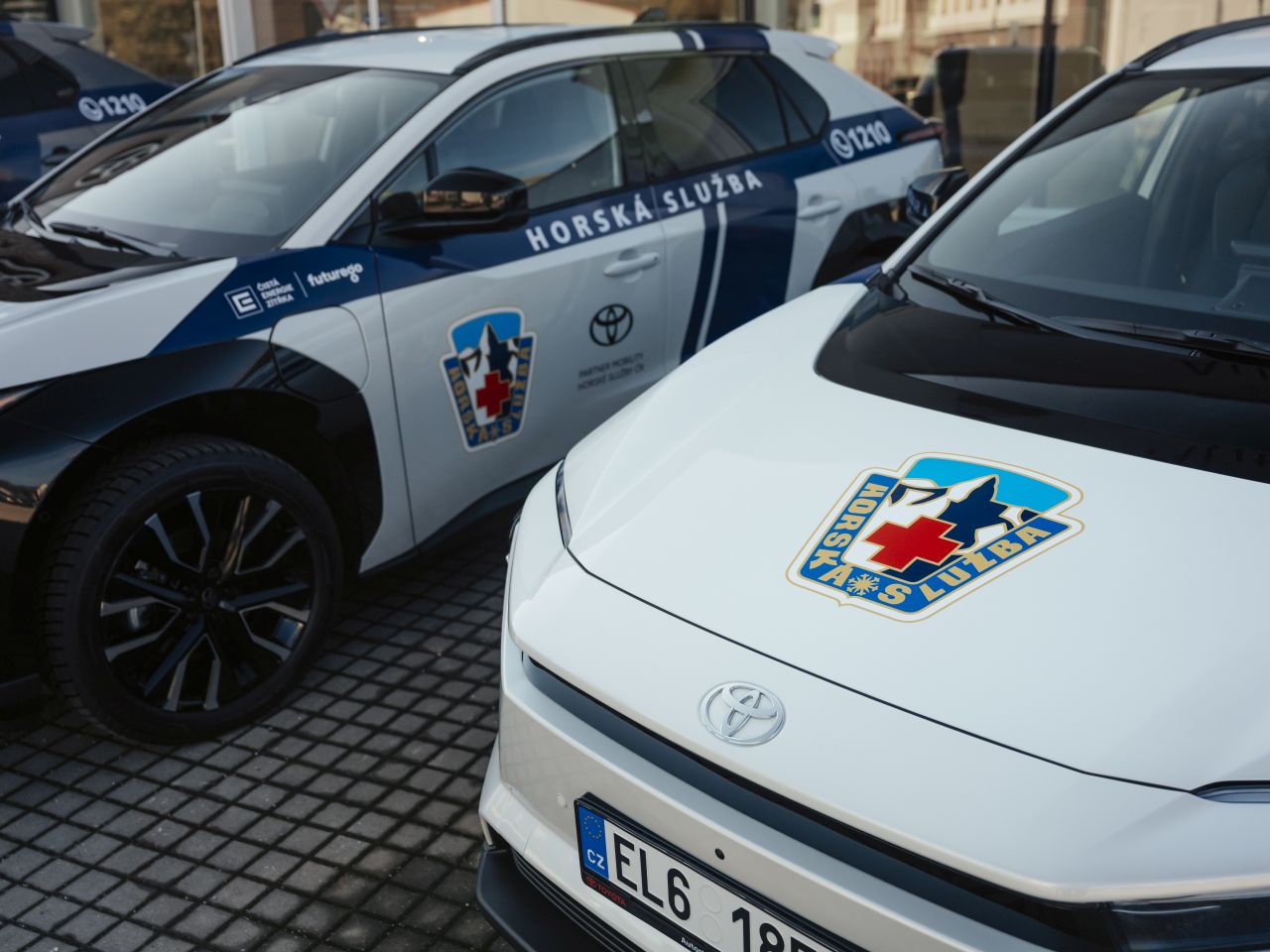 Historicky první elektromobily pro horskou službu jsou od Toyoty