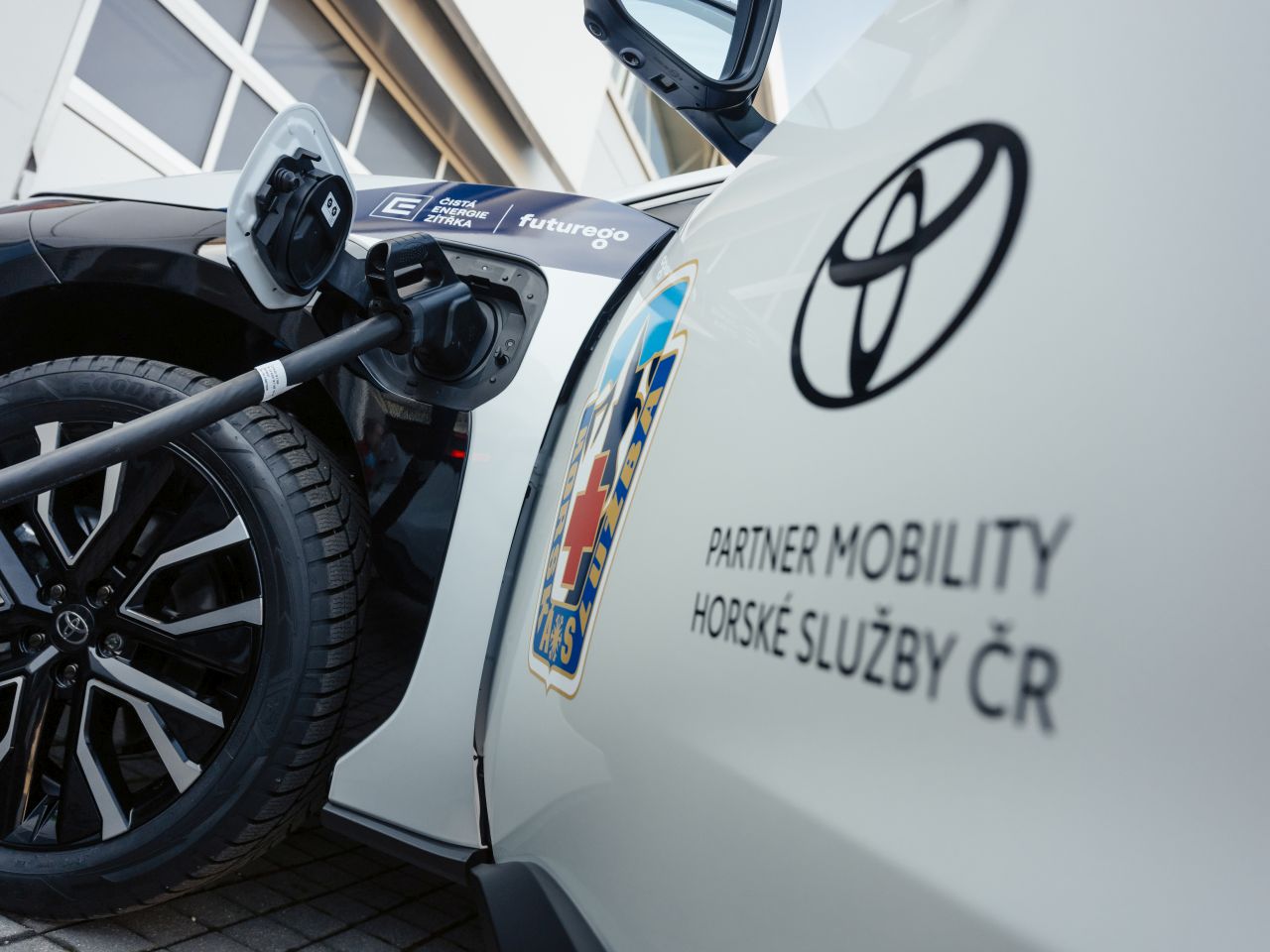 Historicky první elektromobily pro horskou službu jsou od Toyoty