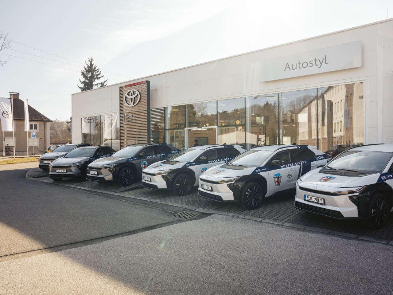 Historicky první elektromobily pro horskou službu jsou od Toyoty