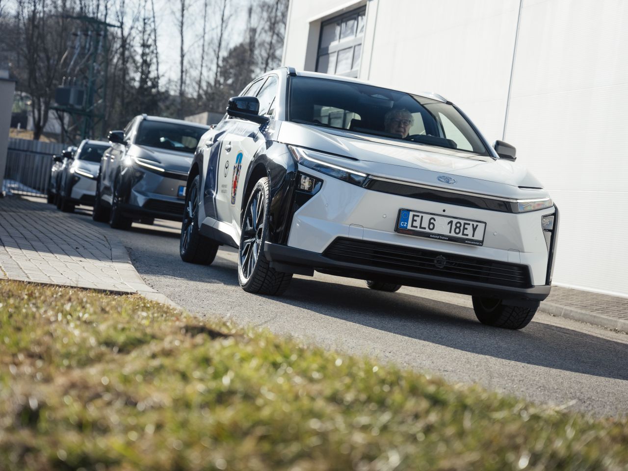 Historicky první elektromobily pro horskou službu jsou od Toyoty