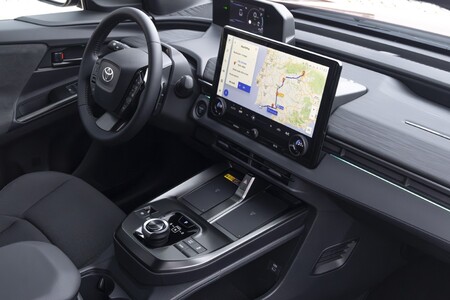 Nová Toyota C−HR+ má nepřehlédnutelný vzhled a špičkové schopnosti čistě elektrického pohonu