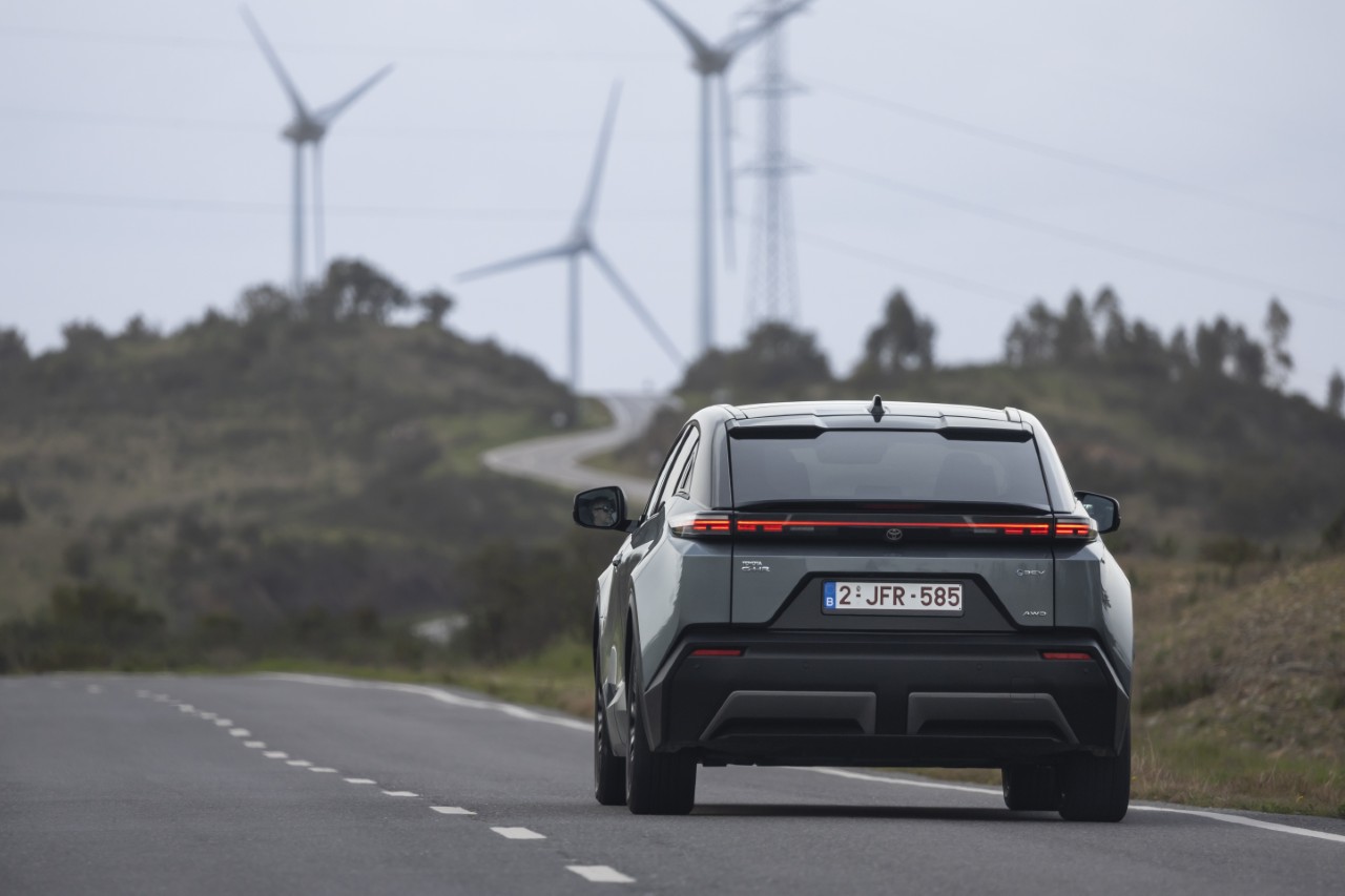 Nová Toyota C−HR+ má nepřehlédnutelný vzhled a špičkové schopnosti čistě elektrického pohonu