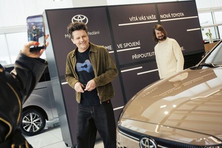 Toyota se spojila s Chinaski, zajišťuje flotilu na turné