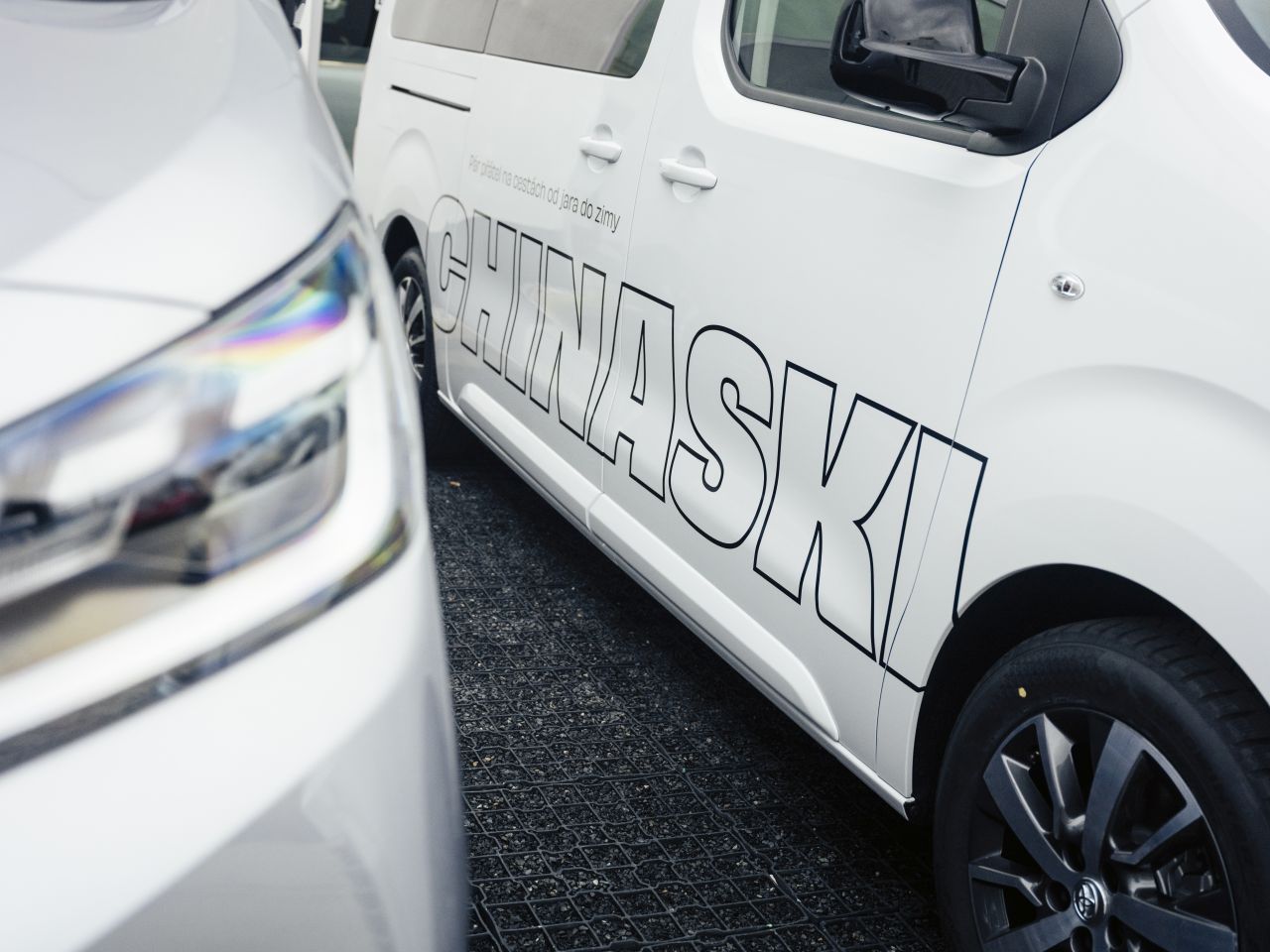 Toyota se spojila s Chinaski, zajišťuje flotilu na turné