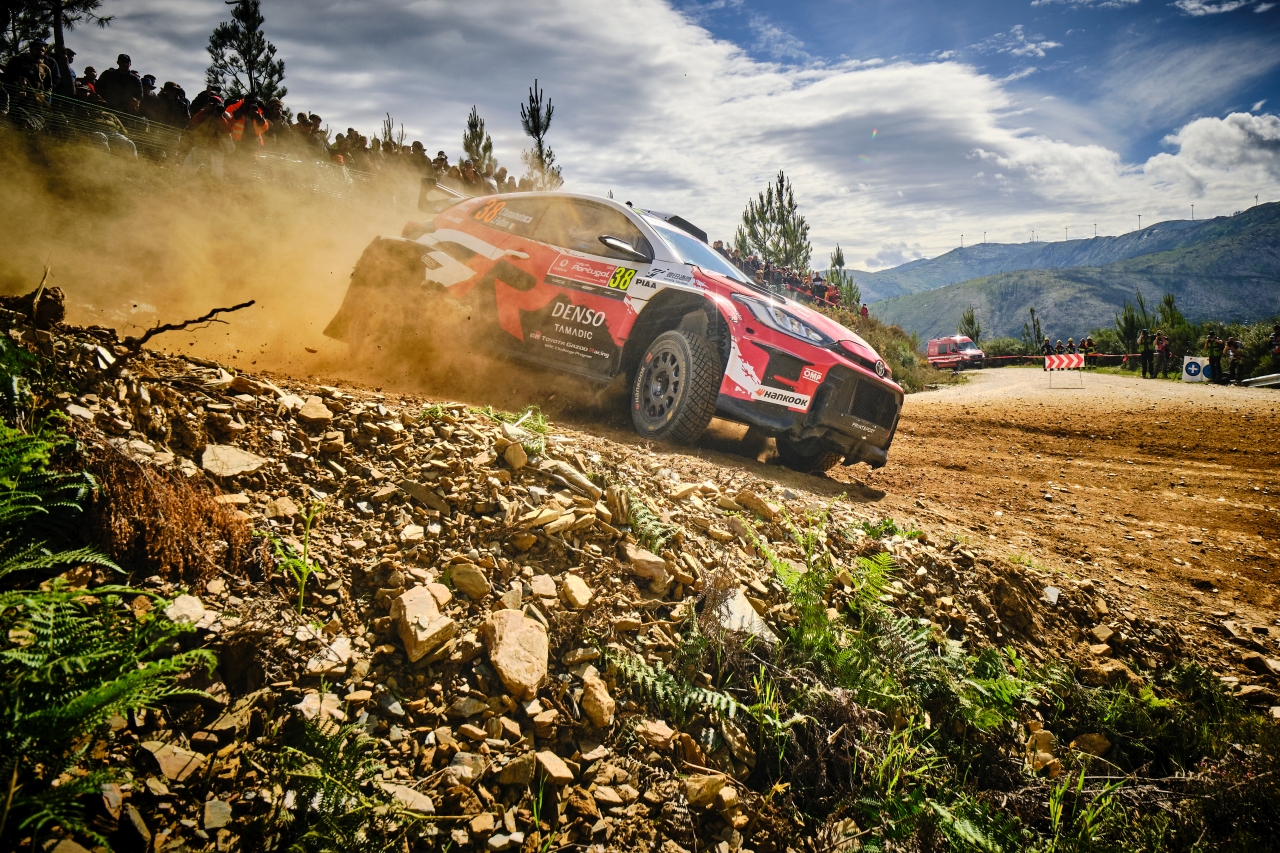 Portugalská rallye: Dvojité stupně vítězů pro Toyotu       po závěrečném zvratu