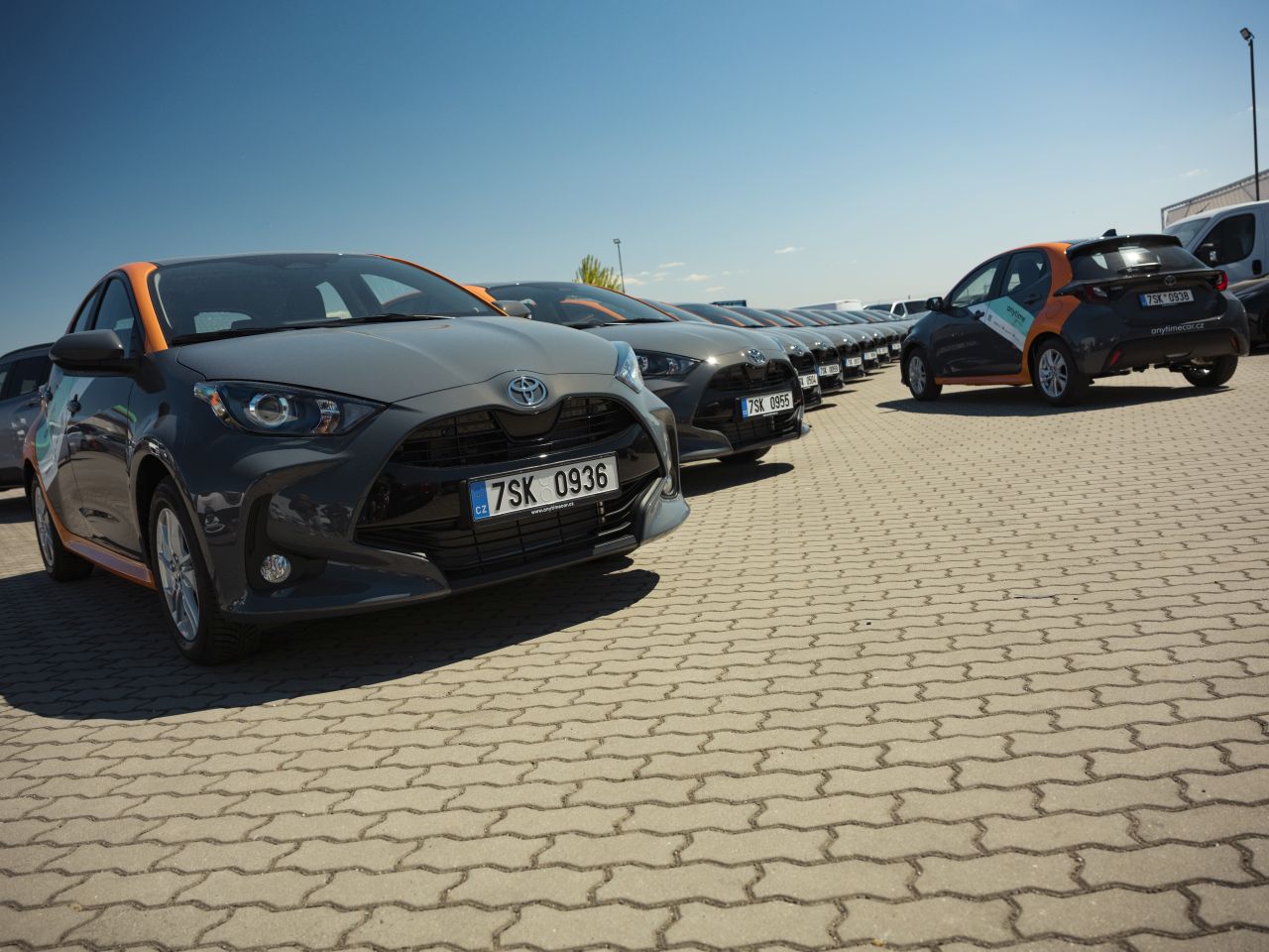 Toyota předala Anytime dalších 180 hybridních Yarisů