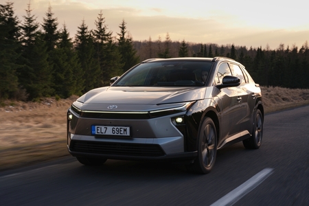 Elektrické vozy od Toyoty jsou teď dostupnější: Nová akční nabídka výrazně snižuje ceny operativního leasingu