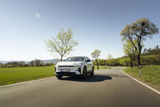 Toyota obsadila v pololetí třetí příčku v prodeji elektromobilů