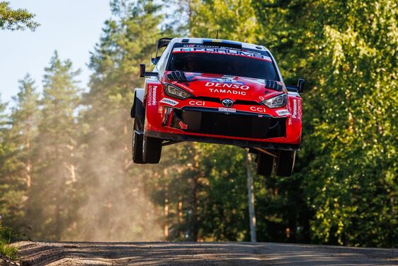 Rallye Finsko: Létající Fin Pajari slaví s Toyotou druhé vítězství  v řadě