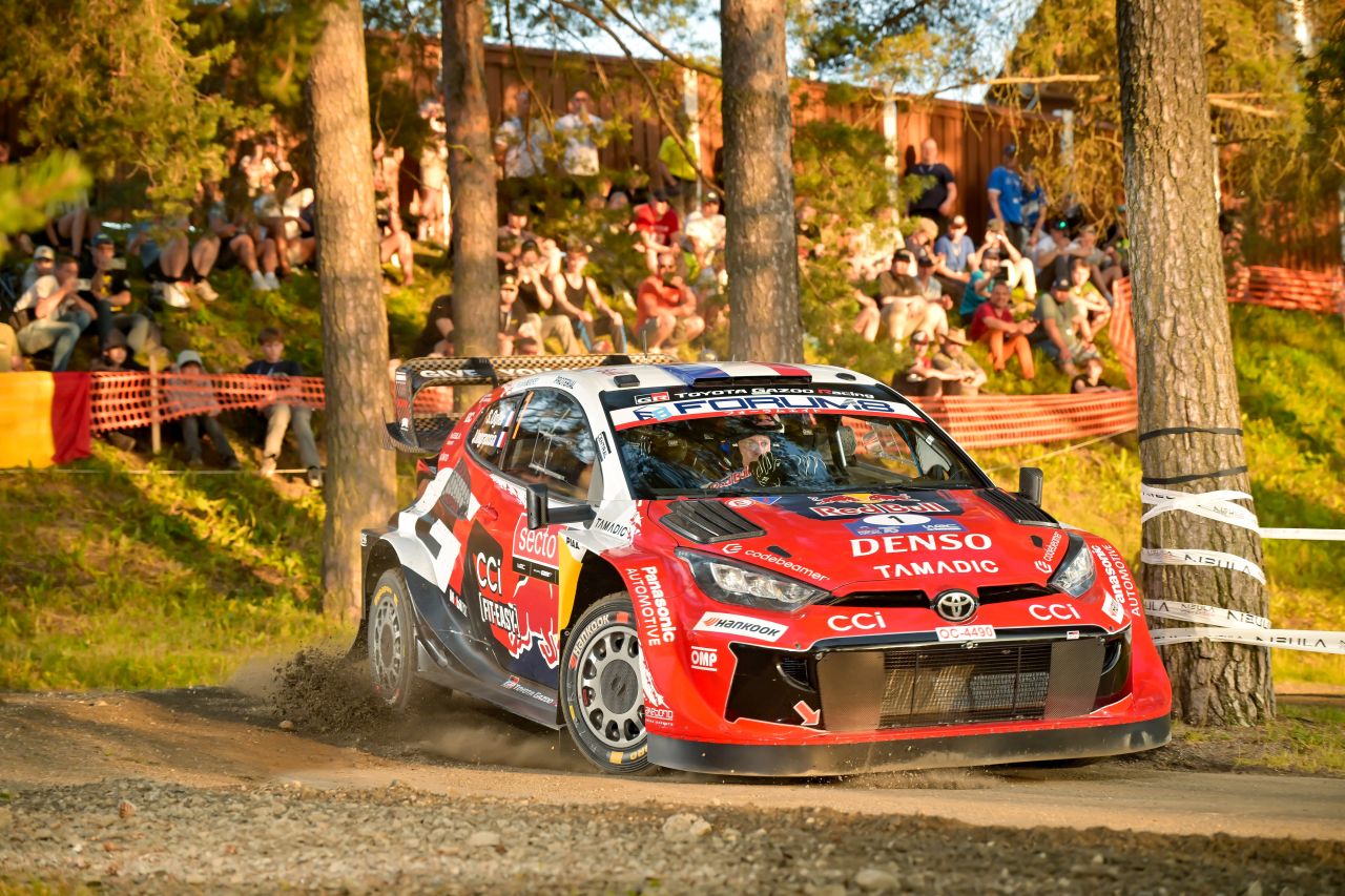 Rallye Finsko: Létající Fin Pajari slaví s Toyotou druhé vítězství  v řadě