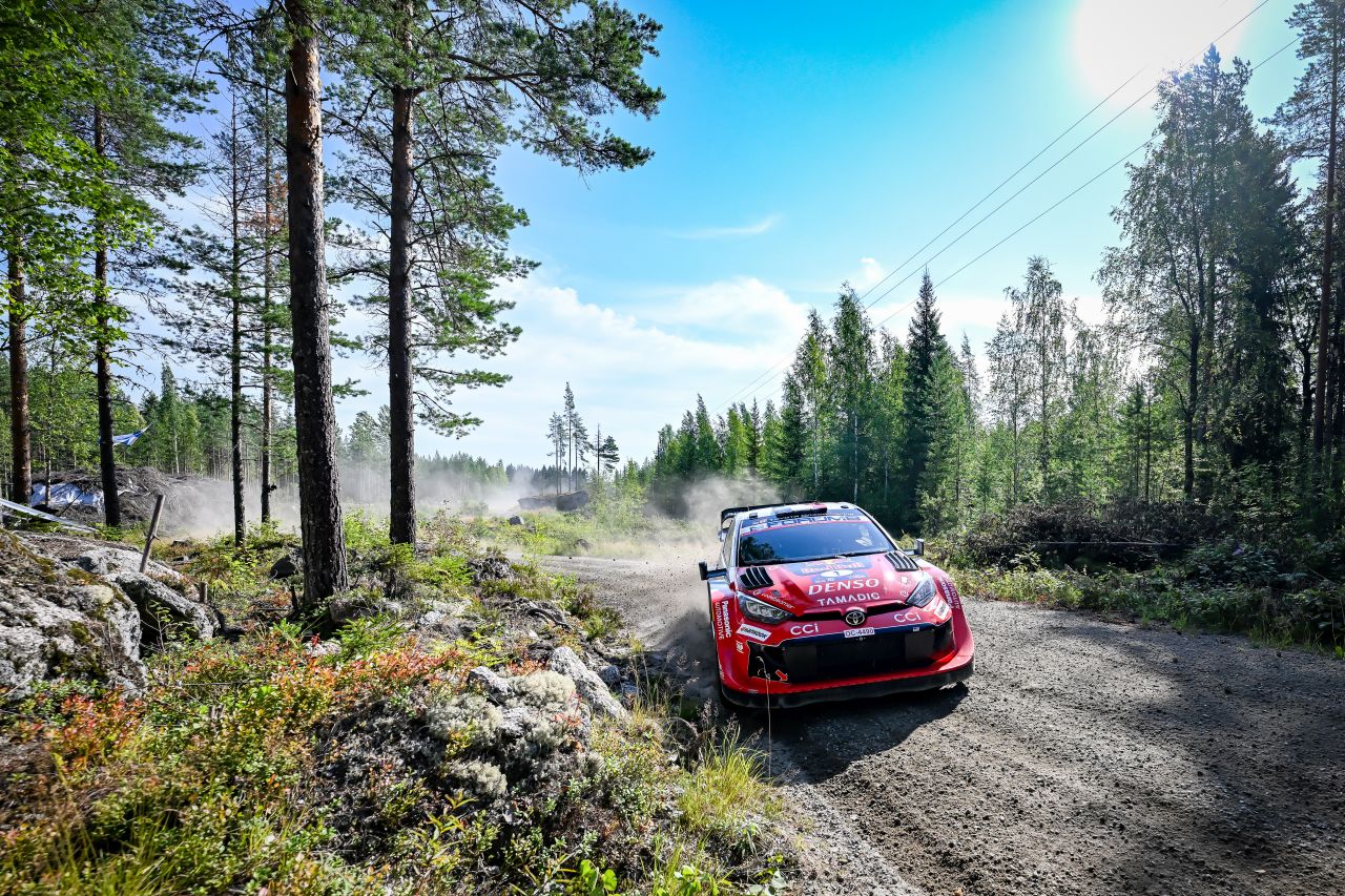 Rallye Finsko: Létající Fin Pajari slaví s Toyotou druhé vítězství  v řadě