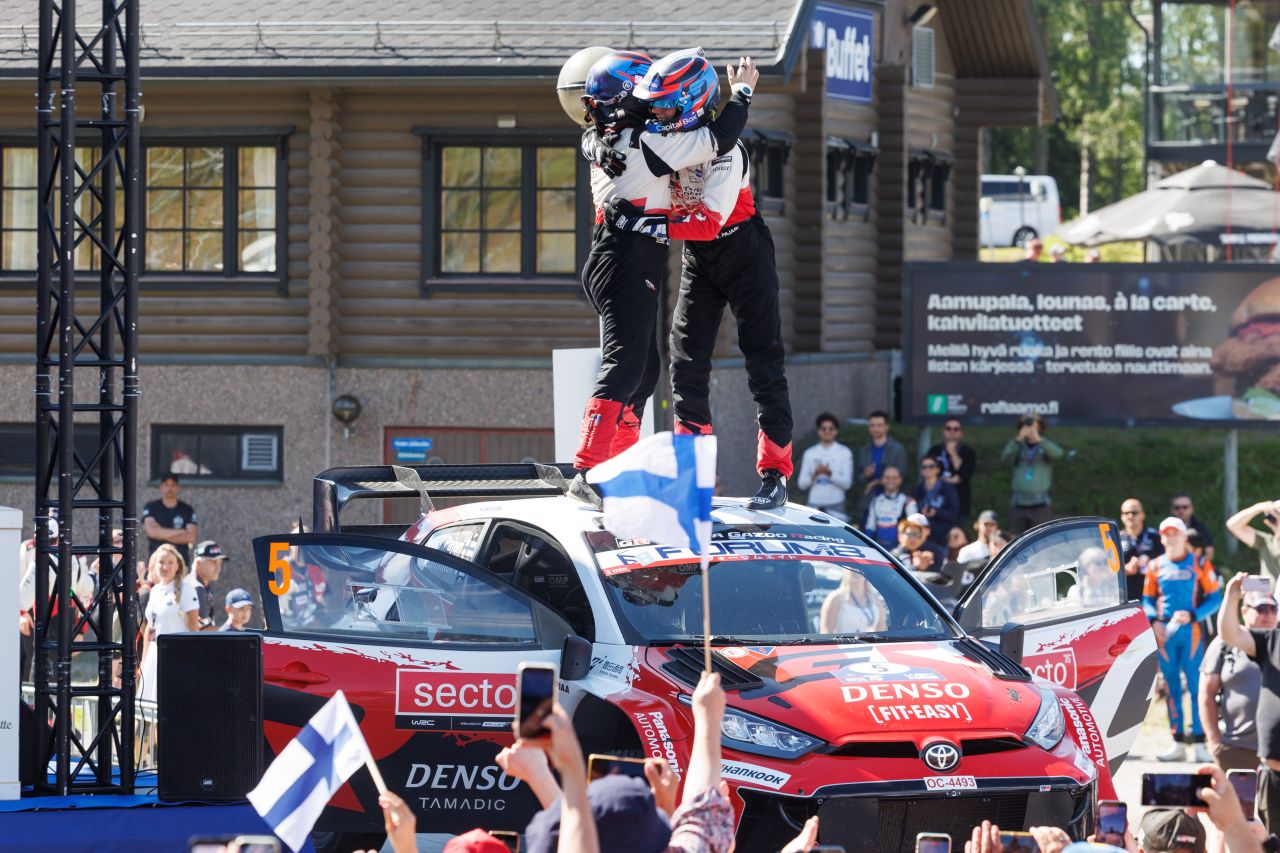 Rallye Finsko: Létající Fin Pajari slaví s Toyotou druhé vítězství  v řadě