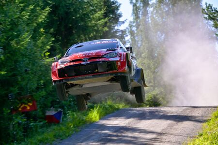 Rallye Finsko: Létající Fin Pajari slaví s Toyotou druhé vítězství  v řadě