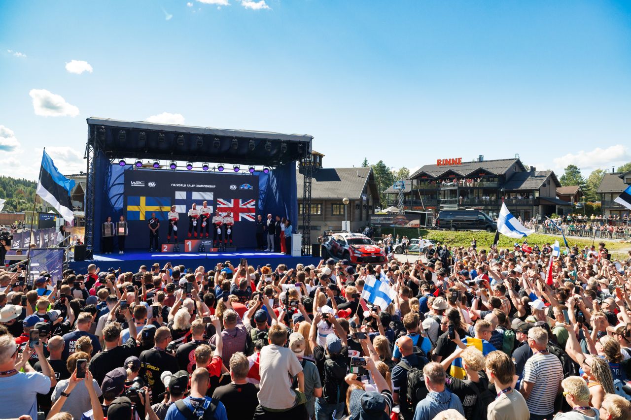 Rallye Finsko: Létající Fin Pajari slaví s Toyotou druhé vítězství  v řadě