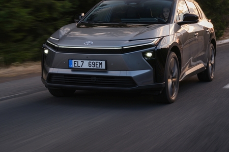 Elegantní Camry, praktická Corolla i užitkový Proace Verso. Toyota snižuje ceny operativního leasingu