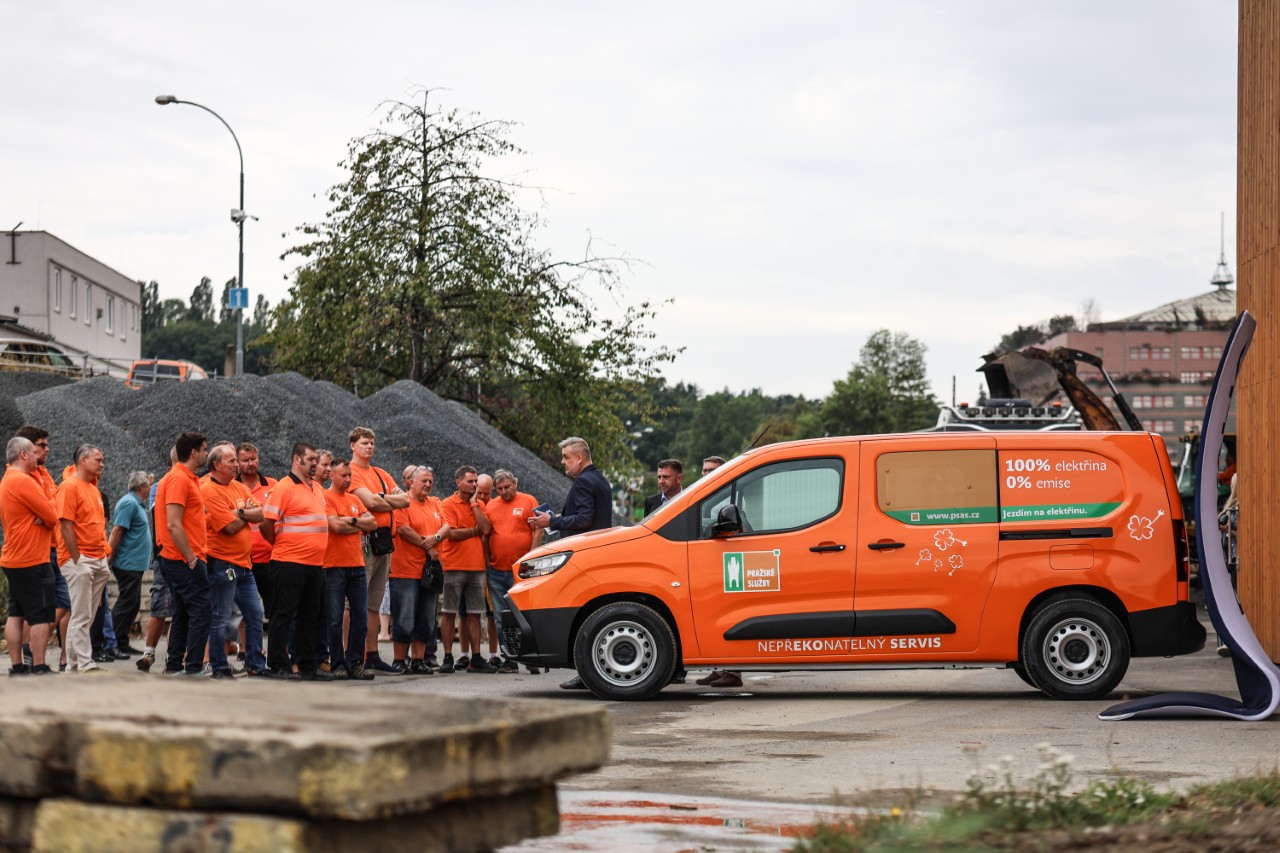 Toyota rozšířila vozový park Pražských služeb o 18 elektrických vozů Proace City 