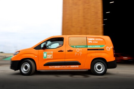 Toyota rozšířila vozový park Pražských služeb o 18 elektrických vozů Proace City 