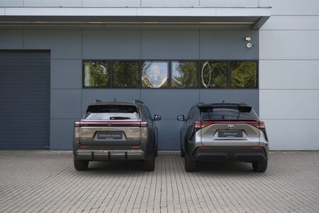 Toyota Víkend 12.-13. září s novou podzimní nabídkou, při nákupu osobních vozů je možné ušetřit až 290 500 korun