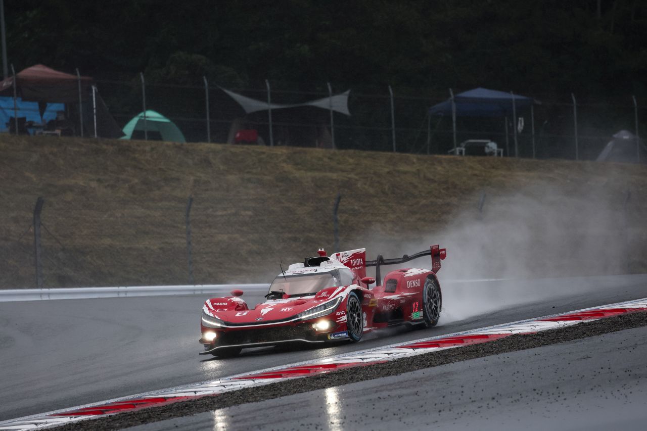 Toyota Racing triumfovala v dramatickém domácím závodě Šest hodin Fuji