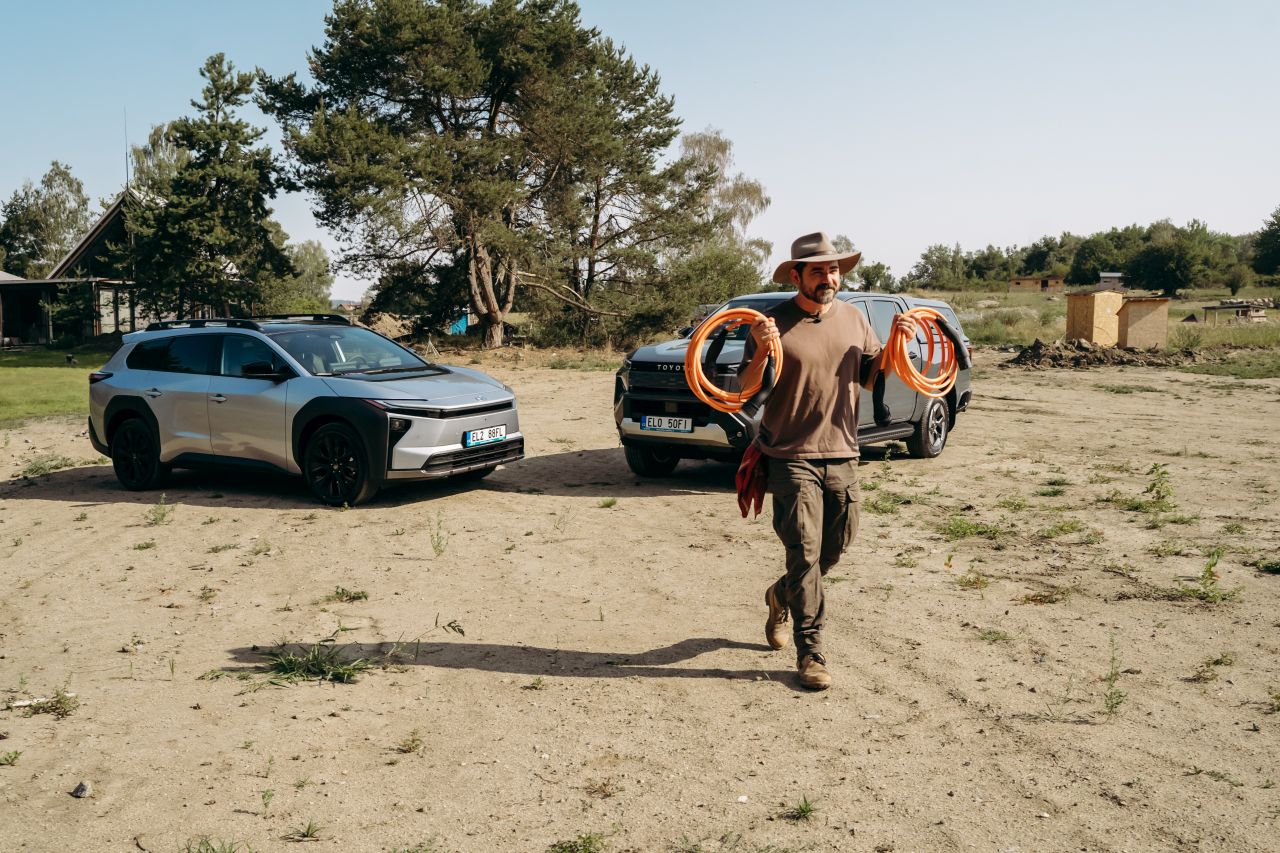 Vojta Kotek ve videu s Toyotou ukazuje, že elektromobil se hodí i na farmě