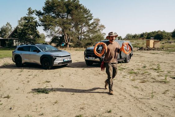 Vojta Kotek ve videu s Toyotou ukazuje, že elektromobil se hodí i na farmě