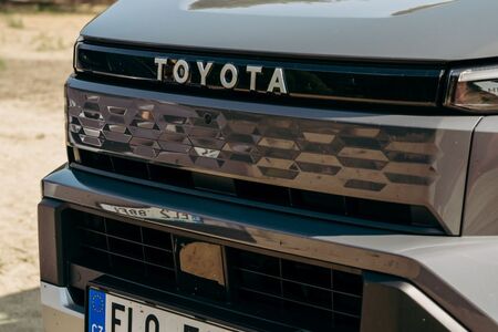 Vojta Kotek ve videu s Toyotou ukazuje, že elektromobil se hodí i na farmě
