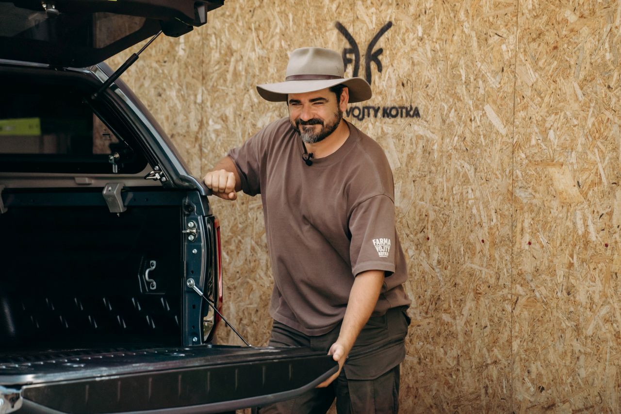 Vojta Kotek ve videu s Toyotou ukazuje, že elektromobil se hodí i na farmě