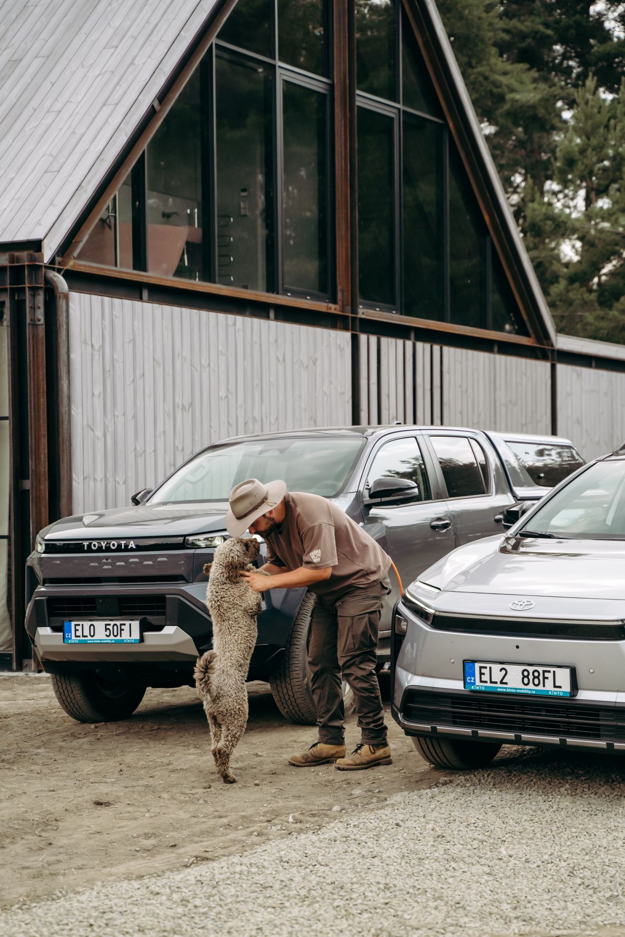 Vojta Kotek ve videu s Toyotou ukazuje, že elektromobil se hodí i na farmě