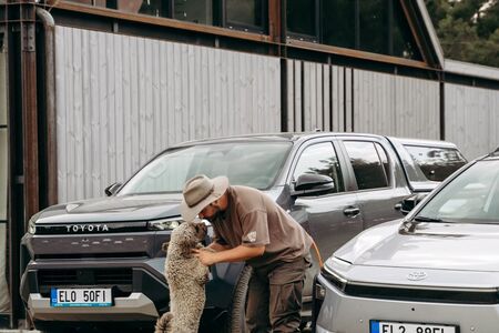Vojta Kotek ve videu s Toyotou ukazuje, že elektromobil se hodí i na farmě