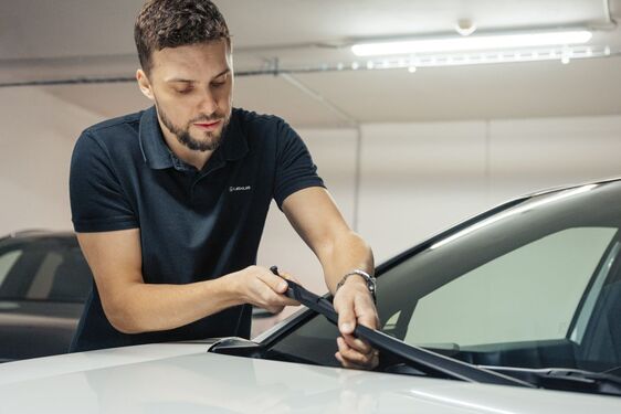 Jen přezout gumy nestačí. Připravte auto na zimu a ušetřete