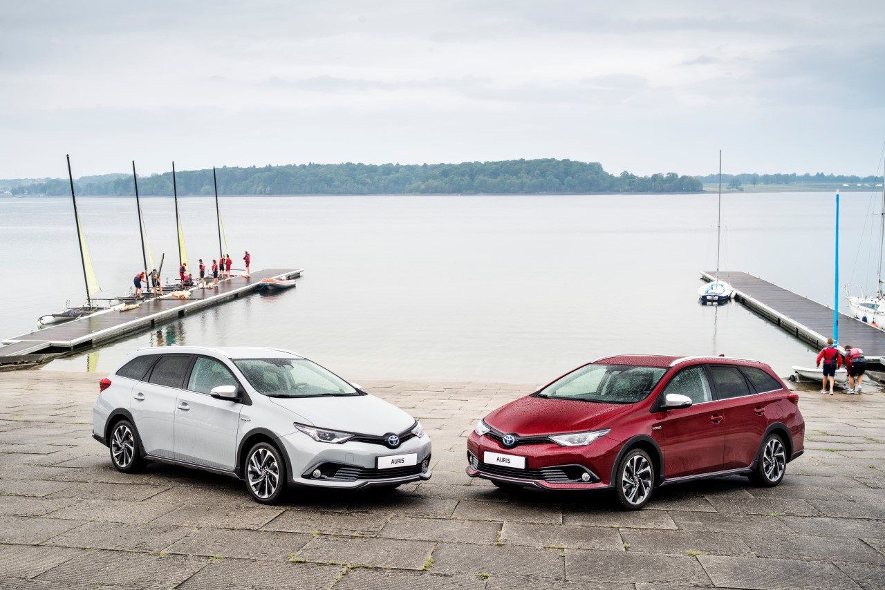 Toyota Víkend nabídne Auris Touring Sports za 423  900 Kč nebo  C-HR nově v edici  Selection 