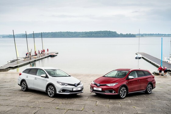 Toyota Víkend nabídne Auris Touring Sports za 423  900 Kč nebo  C-HR nově v edici  Selection 